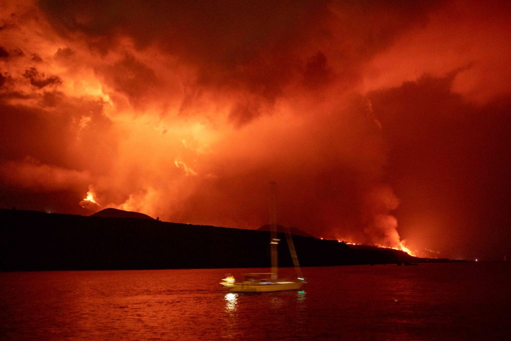 Las coladas de lava se mantienen estables, con una emisión continuada por los mismos cauces que en días anteriores
