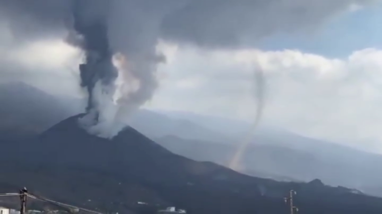 Tolvanera de cenizas y polvo en el volcán de La Palma