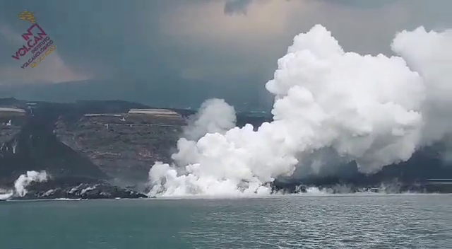 Nueva entrada de lava al mar en la costa de Tazacorte