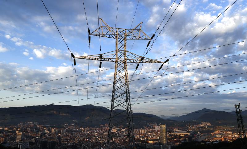 La luz sube hasta 383,67 euros/MWh y marcará este jueves un nuevo récord