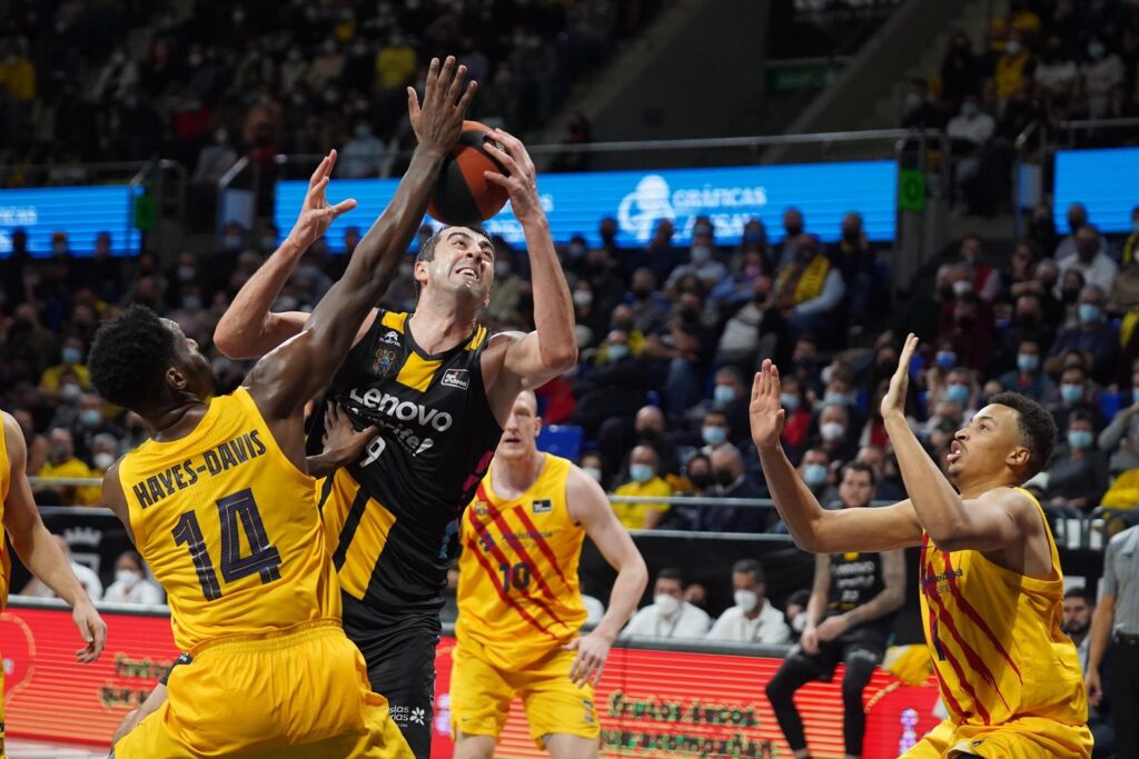 El Barça se llevó este domingo la victoria del Santiago Martín ante un Lenovo Tenerife al que le faltó acierto, control en el rebote y fuerza en la recta final
