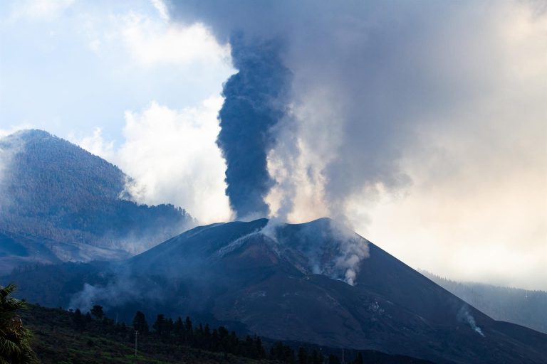 El volcán de La Palma vuelve a presentar fuerte actividad explosiva