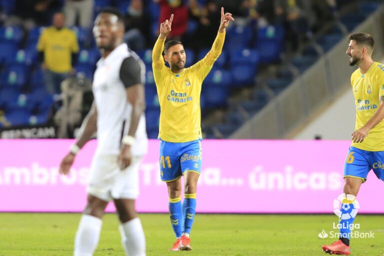 La UD Las Palmas supera su mala racha con un gol en propia meta del Sporting (1-0)