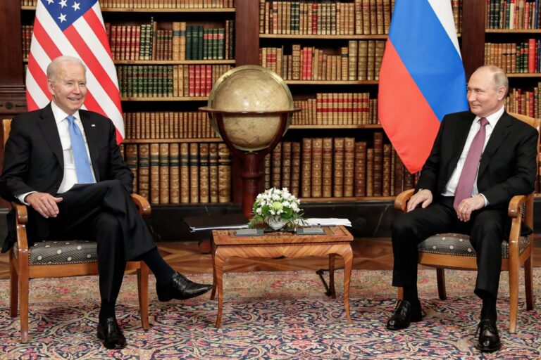 Biden y Putin mantienen una reunión telefónica centrada en Ucrania