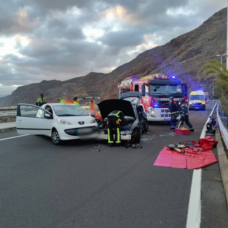 Cuatro heridos en una colisión entre dos coches en Santa Cruz de Tenerife
