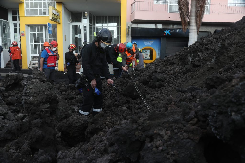 Buenos resultados en el primer día de retirada de lava en el cruce de La Laguna