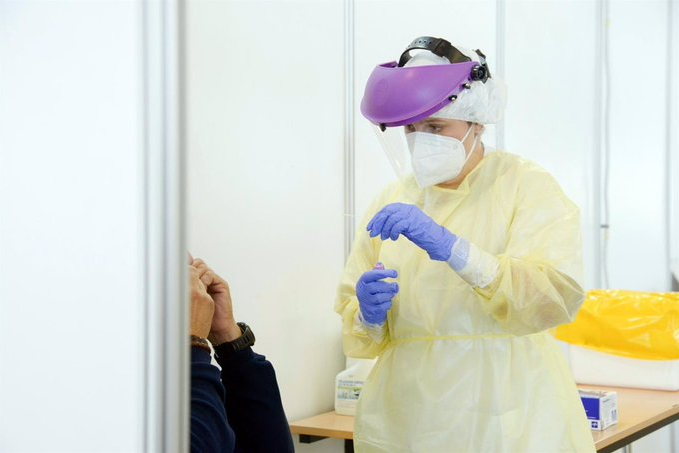 Descienden los contagios hasta los 3.276 en la última jornada