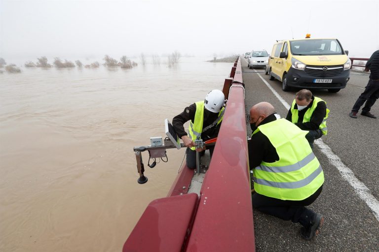 Zaragoza se prepara ante la inminente llegada de la punta de crecida del Ebro