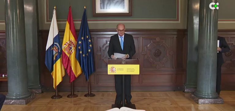 Canarias homenajea la Constitución aplaudiendo la sanidad y la educación públicas