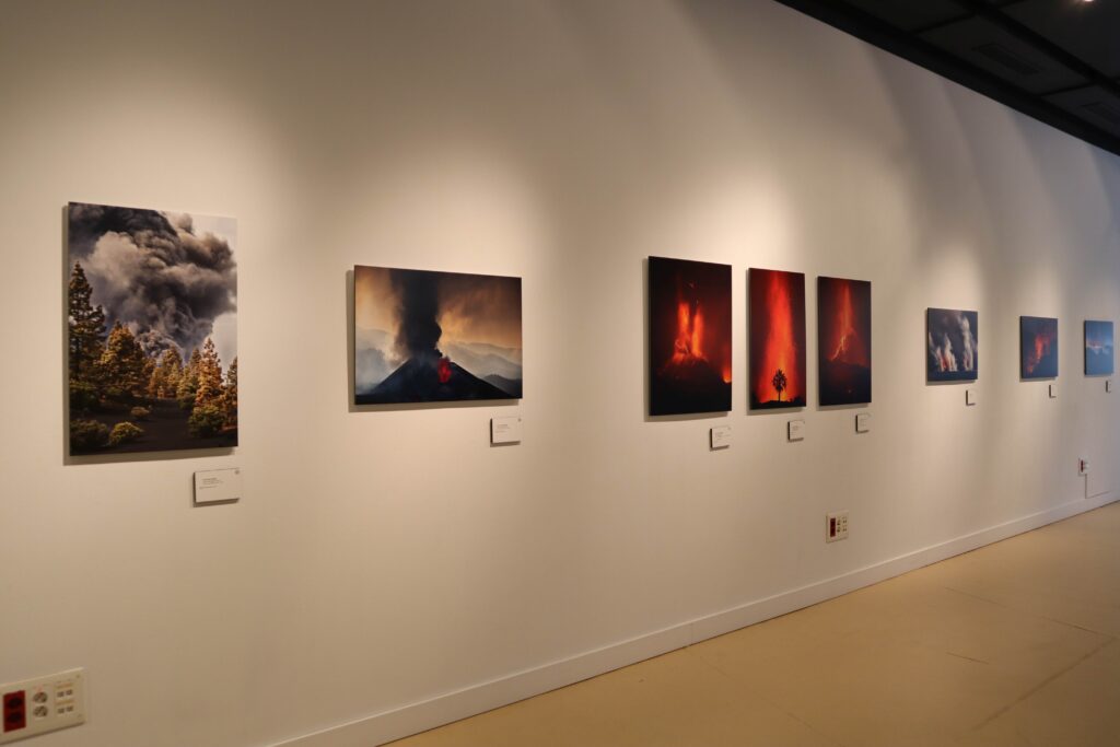 El Auditorio Alfredo Kraus acoge la muestra fotográfica ‘La Palma, volcán y vida’