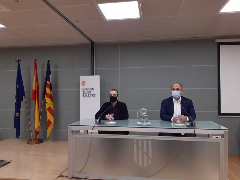 Canarias y Baleares pactan intercambiar experiencias de «descarbonización»