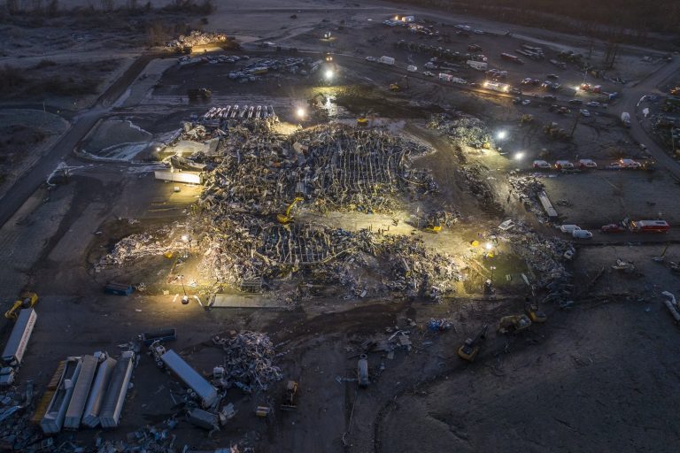 Los trabajadores de la fábrica arrasada en Kentucky fueron amenazados si abandonaban el trabajo