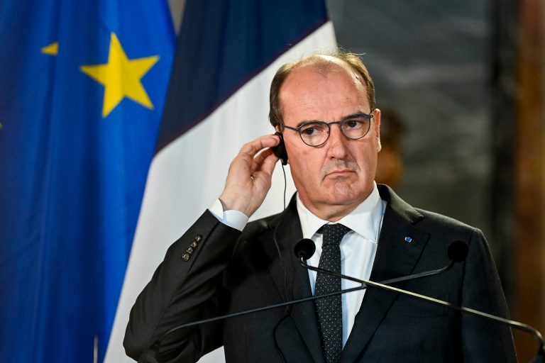 Francia prohíbe las reuniones en Nochevieja y agiliza la tercera dosis