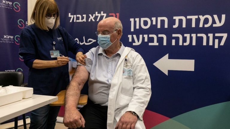 Israel valora aplicar el modelo de contagio masivo para alcanzar la inmunidad de rebaño