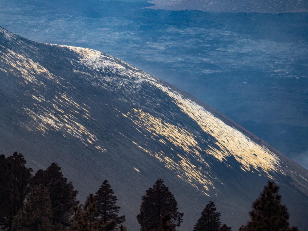 Revierte la elevación del terreno cerca de los centros eruptivos