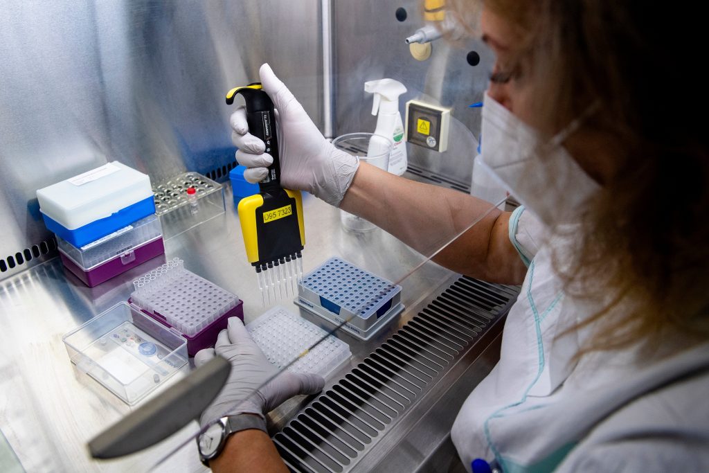 La OMS cree que la infección previa por COVID-19 no protege contra ómicron, al contrario que frente a delta