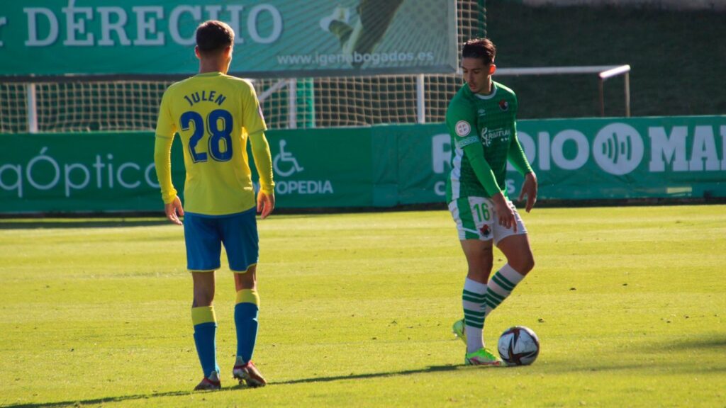Las Palmas Atlético sufrió este domingo una dolorosa derrota ante el CP Cacereño (3-2), tras encajar un gol en el último minuto