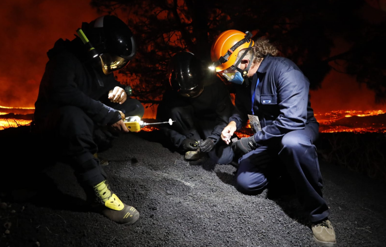 El Gobierno aumentará medios para detectar los gases del volcán