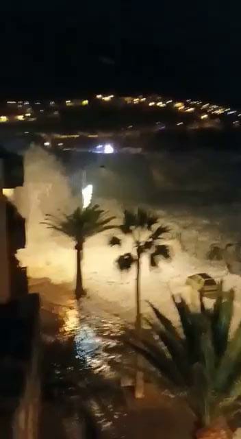 El mar vuelve a cubrir la avenida marítima de Garachico durante la madrugada