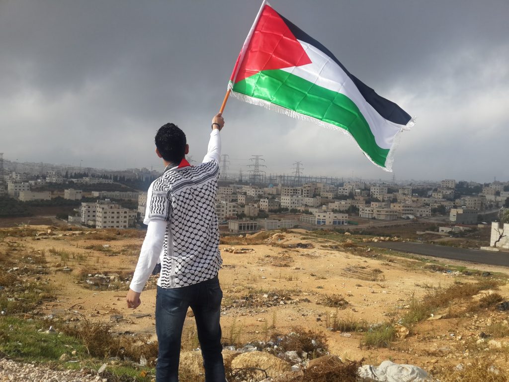 La Policía israelí informó de que ambos fueron retenidos para un interrogatorio y aclaró que no han sufrido heridas graves tras el incidente
