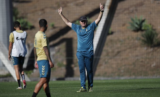 Mel reconoce que es «atípico» preparar el derbi en las actuales condiciones