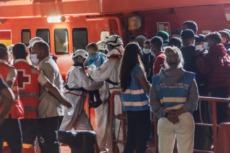 La llegada de migrantes a Canarias cae un 4% en 2021 hasta los 20.752