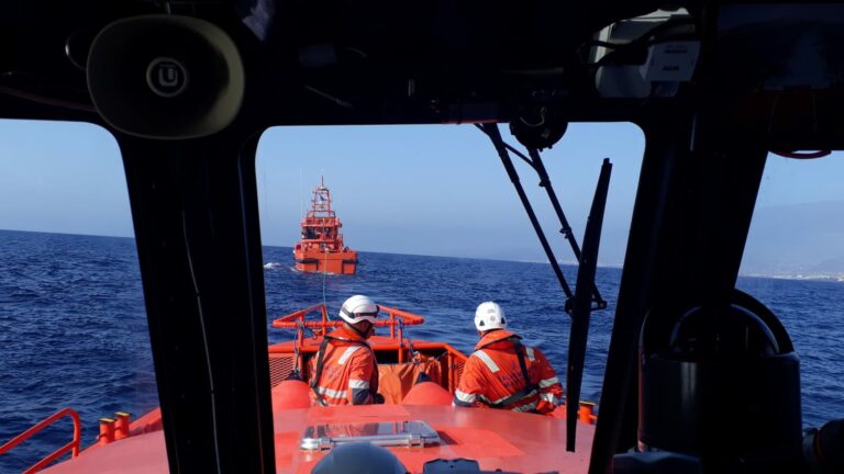 Salvamento rescata cerca de Fuerteventura una neumática con 56 personas a bordo