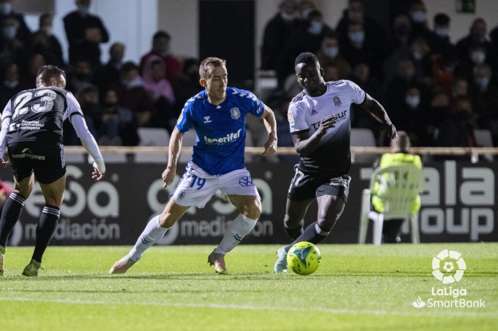 El CD Tenerife consiguió el empate después de haber estado todo el partido a remolque. La marca llegó tras ver Mo Dauda la roja