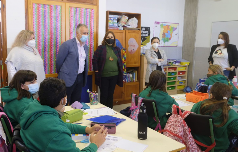 Torres visita centros educativos de La Palma y reconoce la labor de la comunidad educativa