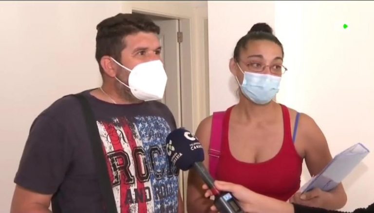 Ocho familias evacuadas de Tazacorte inauguran sus nuevas viviendas