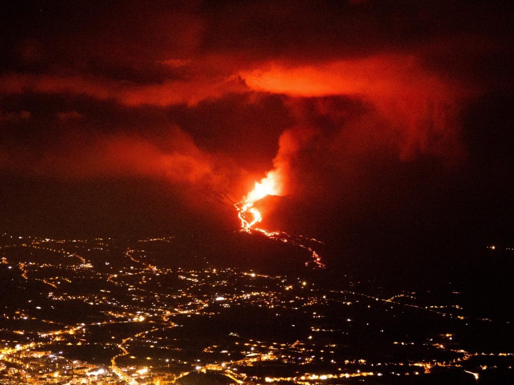 El volcán aumenta la distancia entre los pacientes palmeros y sus médicos