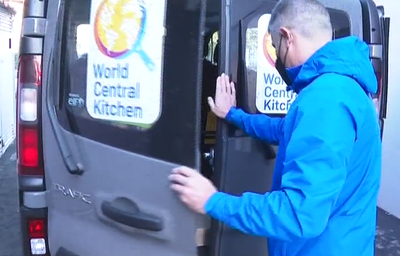 La ONG del chef José Andrés continúa con su trabajo con los afectados por el volcán