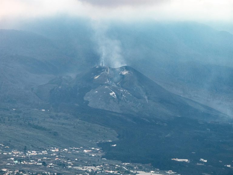 Los vecinos y regantes afectados por el volcán podrán acceder este sábado a sus propiedades