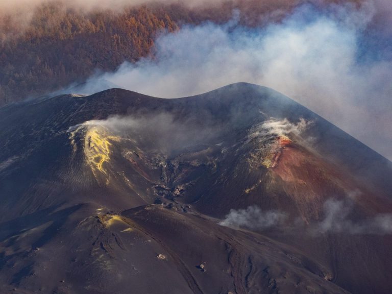 El volcán continúa con actividad, aunque durante la noche no hubo signos visibles