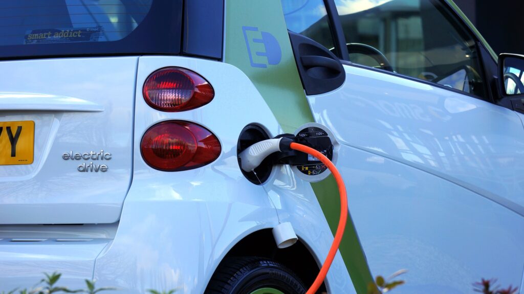 Bomberos de Tenerife se preparan para combatir incendios en coches eléctricos
