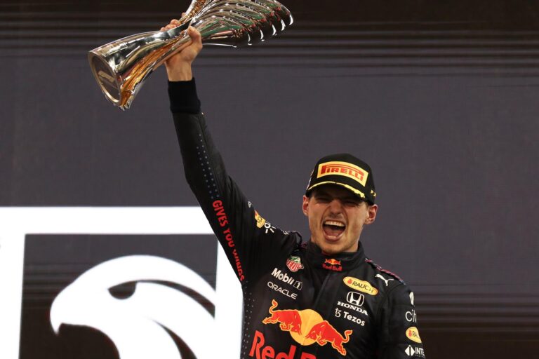 Verstappen campeón del mundo al ganar en la última vuelta; Sainz fue tercero
