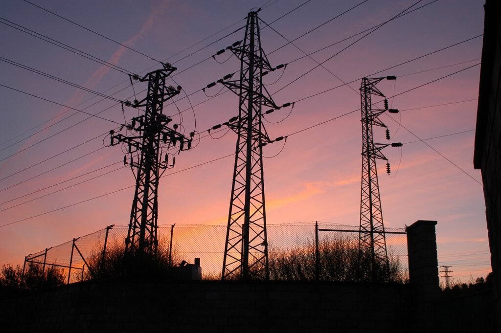 La electricidad baja un 23% el primer día con el tope al gas en vigor
