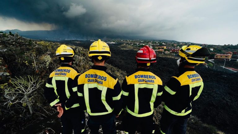 Los bomberos de Gran Canaria presentan un calendario solidario con La Palma