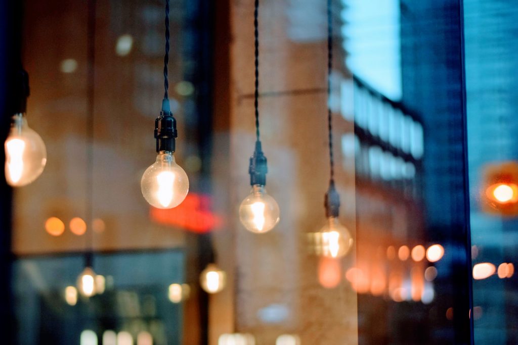 La luz despide el año más caro de la historia con una caída del 30 %