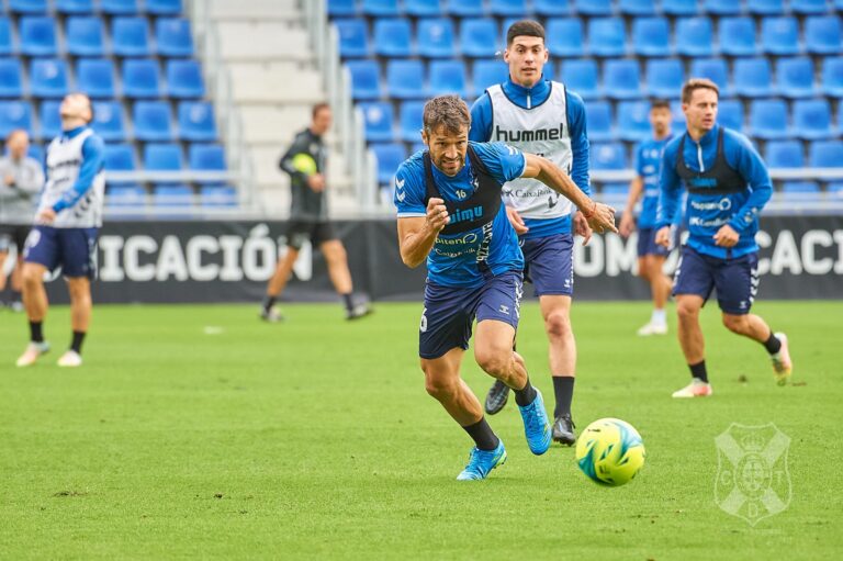 El Tenerife busca ante el Lugo su quinta victoria seguida en el Heliodoro