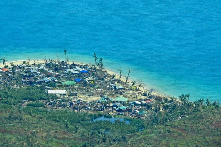 El tifón ‘Rai’ deja ya al menos 99 muertos y casi 500.000 desplazados en Filipinas