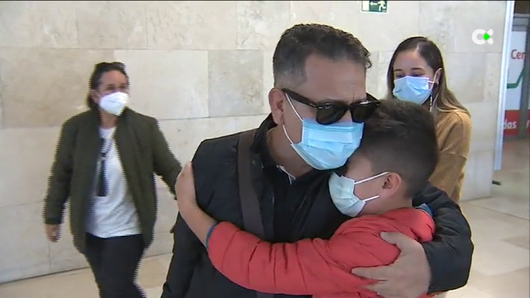 Días de reencuentros en los aeropuertos que saben a Navidad