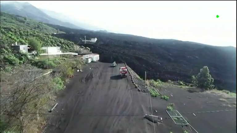 Los técnicos intentan romper la lava con excavadoras para recuperar los accesos