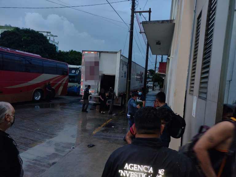 Ascienden a 56 los migrantes muertos después de que un camión volcara en México