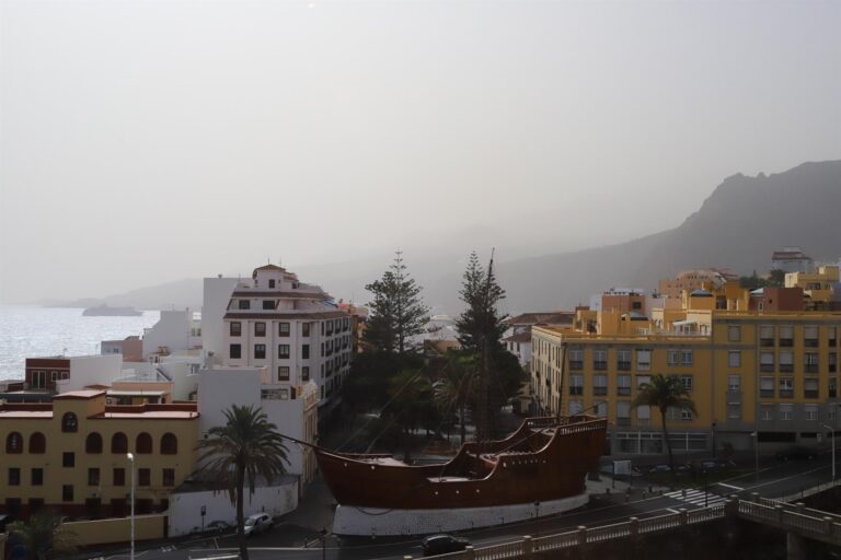 Viento fuerte en las islas occidentales e intensa calima este domingo en Canarias