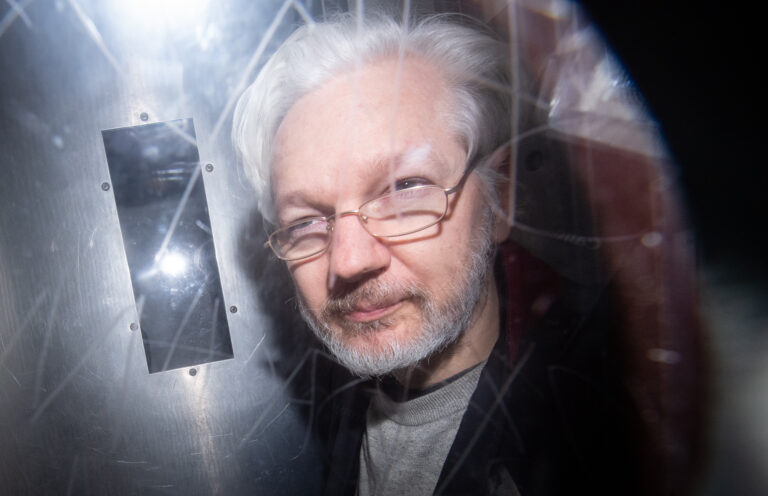 Un tribunal británico permite a Julian Assange recurrir su extradición a EE.UU.