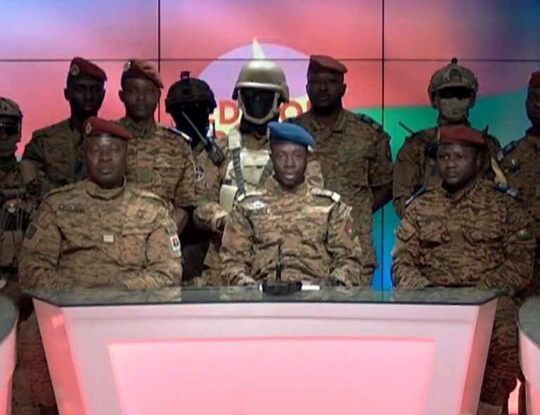 Los militares toman el poder en Burkina Faso y deponen al presidente, Roch Kaboré