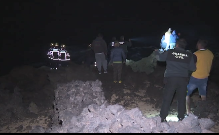 Buscan a un hombre desaparecido tras tirarse al mar por un fardo