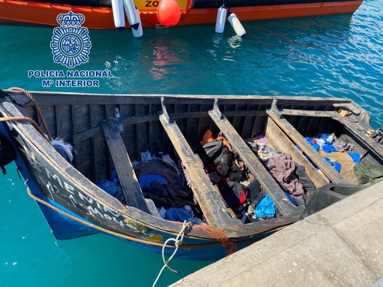 Ingresan en prisión nueve supuestos patrones del cayuco que llegó a Santa Cruz de Tenerife