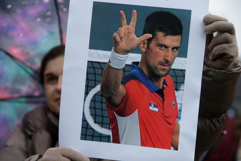 Australia investiga si Djokovic mintió en su declaración de entrada